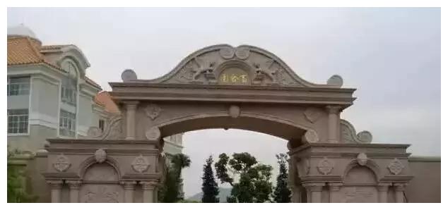 別人家的大門和圍欄讓人羨慕不已，全用大理石，華麗又大氣