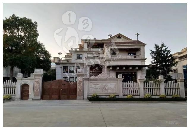 別人家的大門和圍欄讓人羨慕不已，全用大理石，華麗又大氣