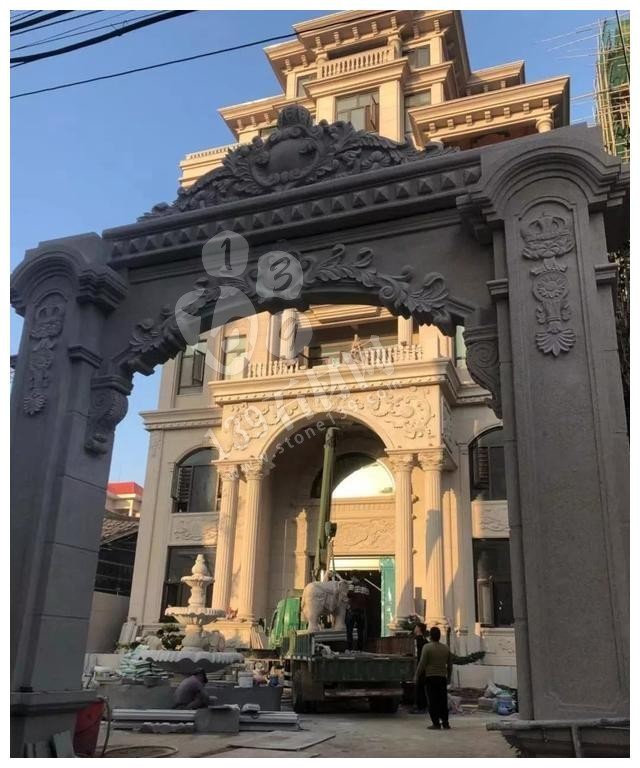 別人家的大門和圍欄讓人羨慕不已，全用大理石，華麗又大氣