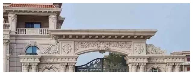 別人家的大門和圍欄讓人羨慕不已，全用大理石，華麗又大氣