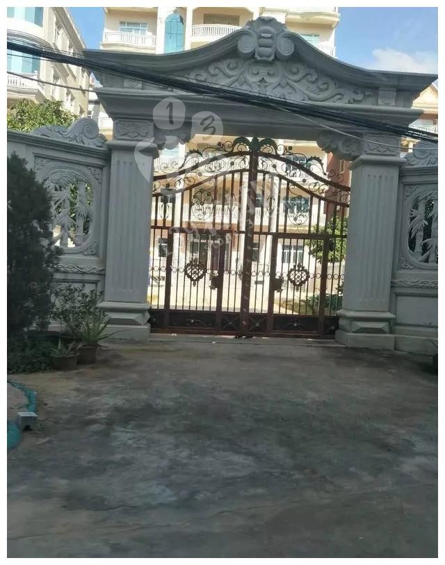 別人家的大門和圍欄讓人羨慕不已，全用大理石，華麗又大氣