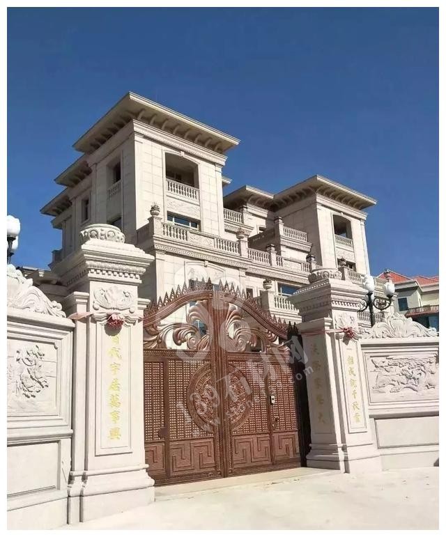 別人家的大門和圍欄讓人羨慕不已，全用大理石，華麗又大氣