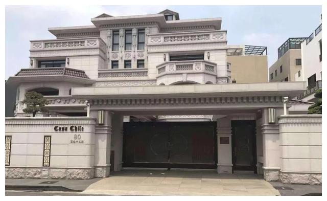 別人家的大門和圍欄讓人羨慕不已，全用大理石，華麗又大氣