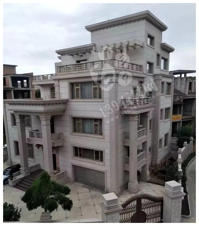 別人家的大門和圍欄讓人羨慕不已，全用大理石，華麗又大氣