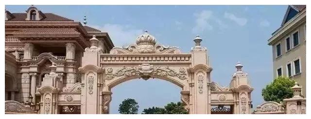 別人家的大門和圍欄讓人羨慕不已，全用大理石，華麗又大氣