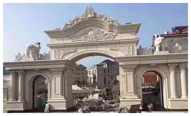 別人家的大門和圍欄讓人羨慕不已，全用大理石，華麗又大氣