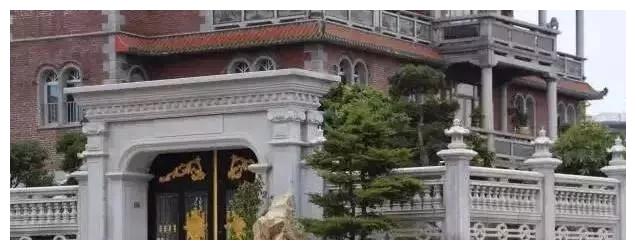 別人家的大門和圍欄讓人羨慕不已，全用大理石，華麗又大氣