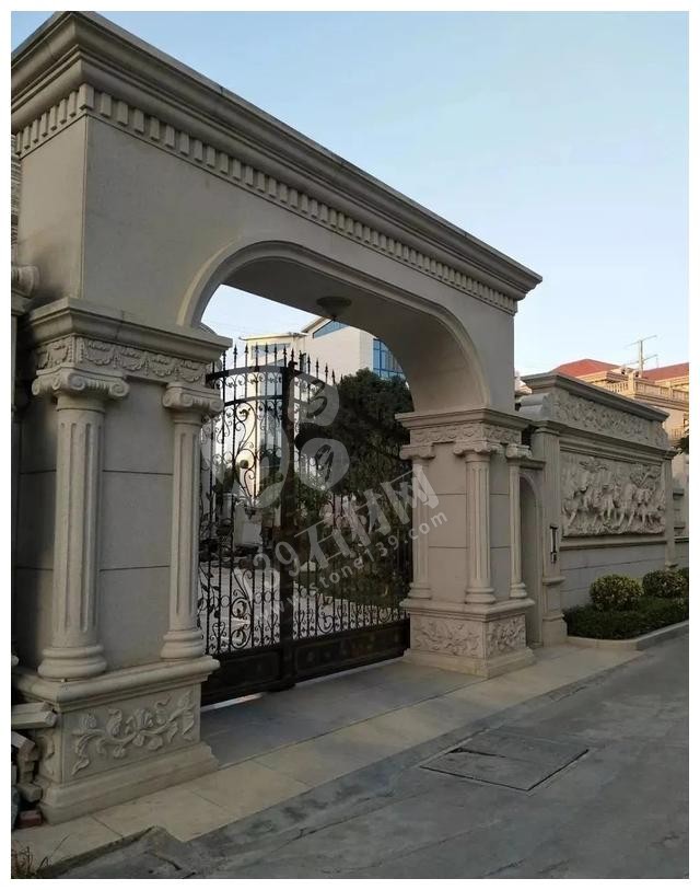 別人家的大門和圍欄讓人羨慕不已，全用大理石，華麗又大氣