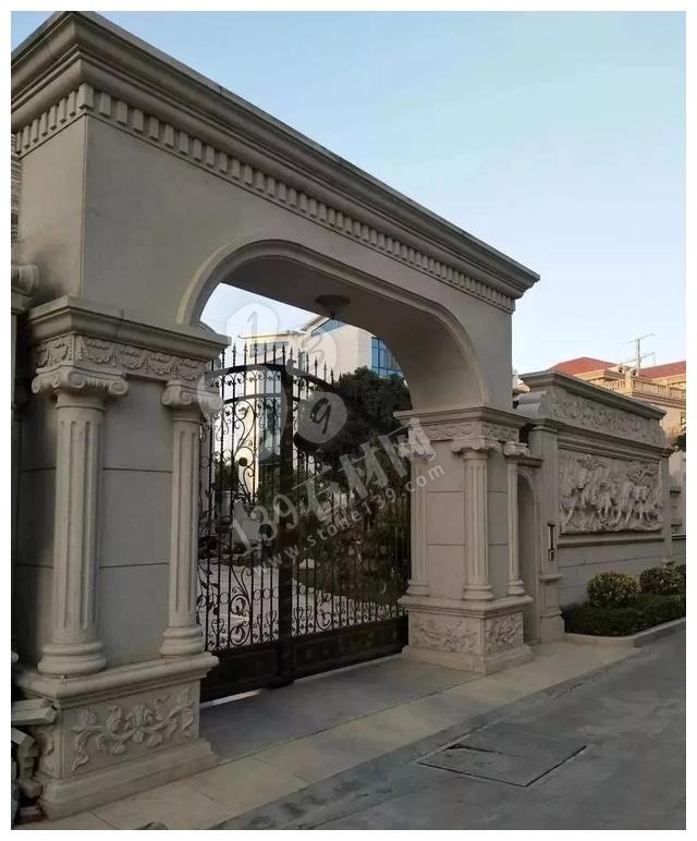 別人家的大門和圍欄讓人羨慕不已，全用大理石，華麗又大氣