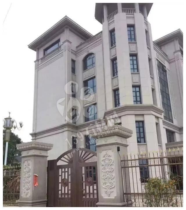 別人家的大門和圍欄讓人羨慕不已，全用大理石，華麗又大氣