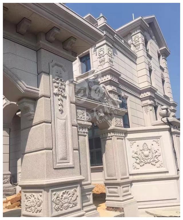 別人家的大門和圍欄讓人羨慕不已，全用大理石，華麗又大氣