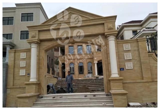 別人家的大門和圍欄讓人羨慕不已，全用大理石，華麗又大氣