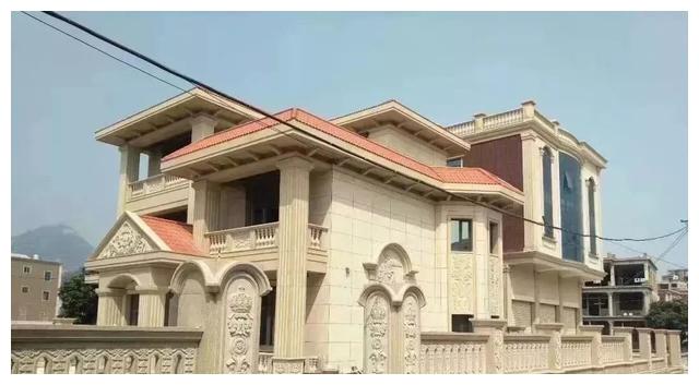 別人家的大門和圍欄讓人羨慕不已，全用大理石，華麗又大氣