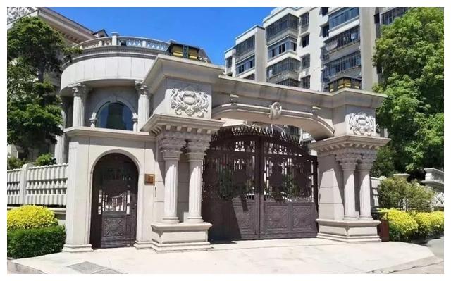 別人家的大門和圍欄讓人羨慕不已，全用大理石，華麗又大氣