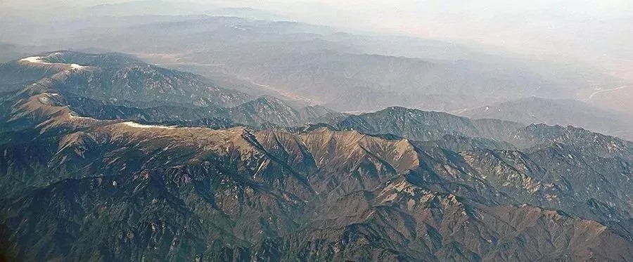 陜西省秦嶺主梁以北的秦嶺范圍內現有開山采石企業全部關閉，采礦許可證全部