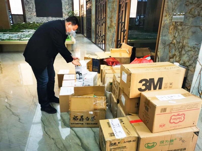 同舟共濟勇?lián)敚槌鞘娜俗园l(fā)捐款捐物資支援遏制疫情