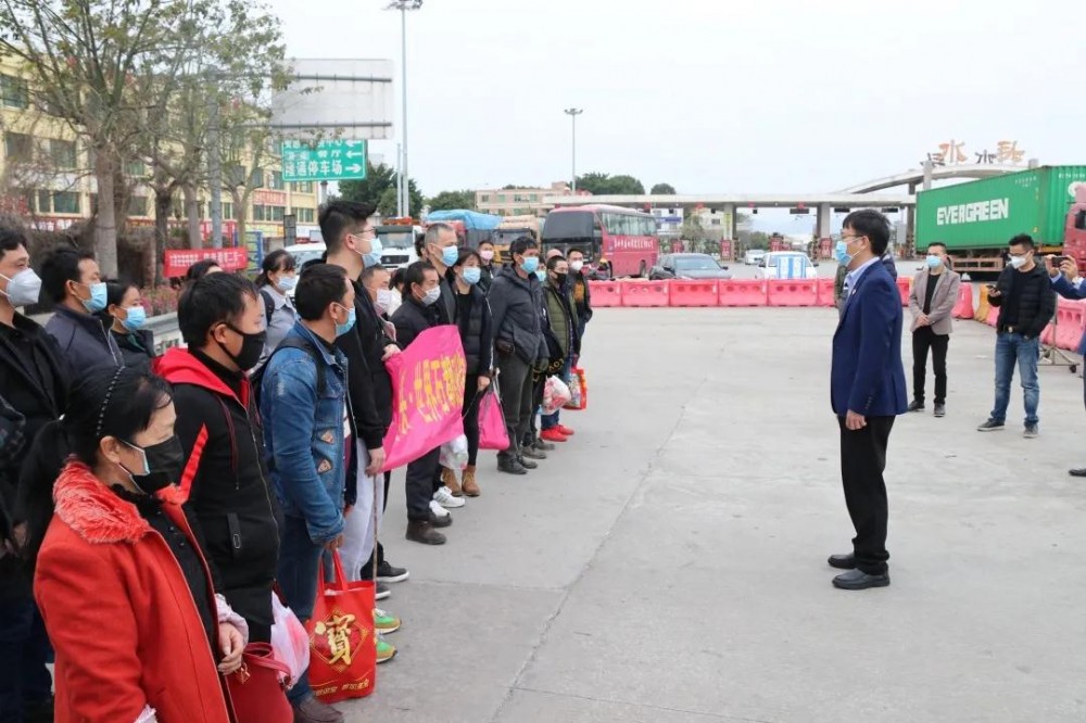 49名省外員工乘政府包車抵達中國石都福建水頭！