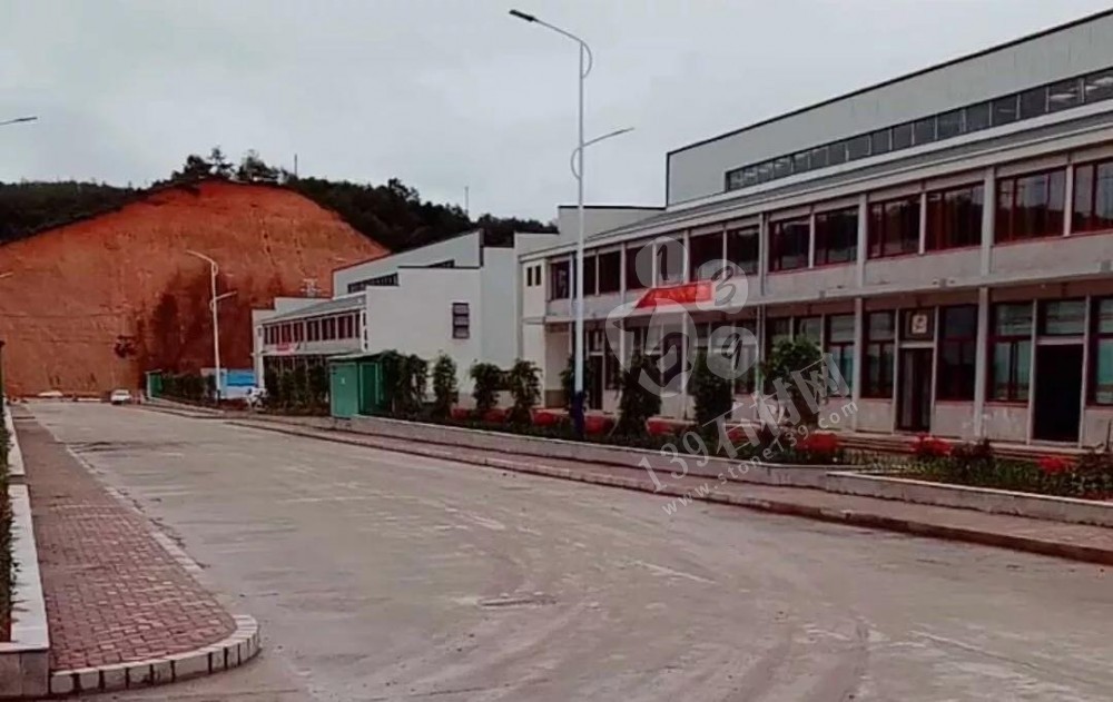 福建龍巖“永定紅”石材礦區(qū)熱火朝天，永定紅正常生產(chǎn)！