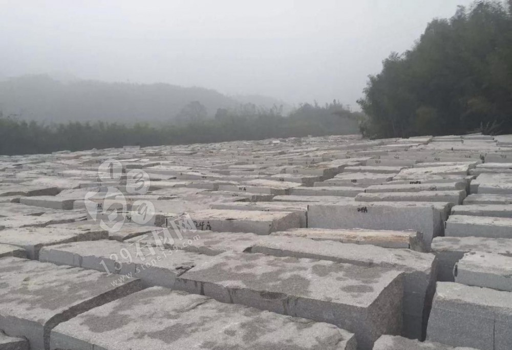 福建龍巖“永定紅”石材礦區(qū)熱火朝天，永定紅正常生產(chǎn)！