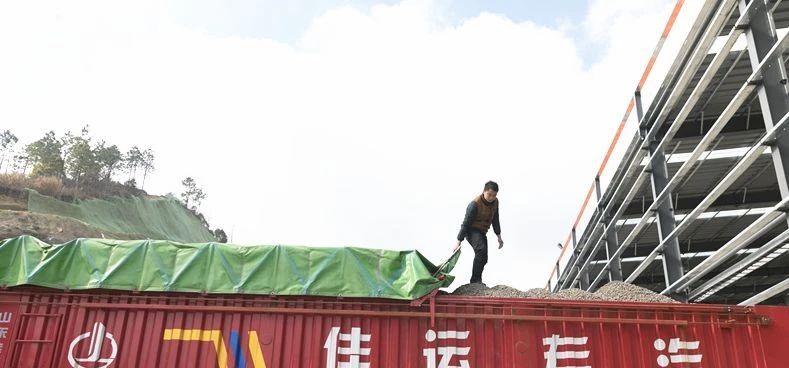 花崗巖礦山預(yù)可采礦石資源儲(chǔ)量9314.95萬(wàn)噸，湖南汨羅市川山坪鎮(zhèn)綠色礦山之路