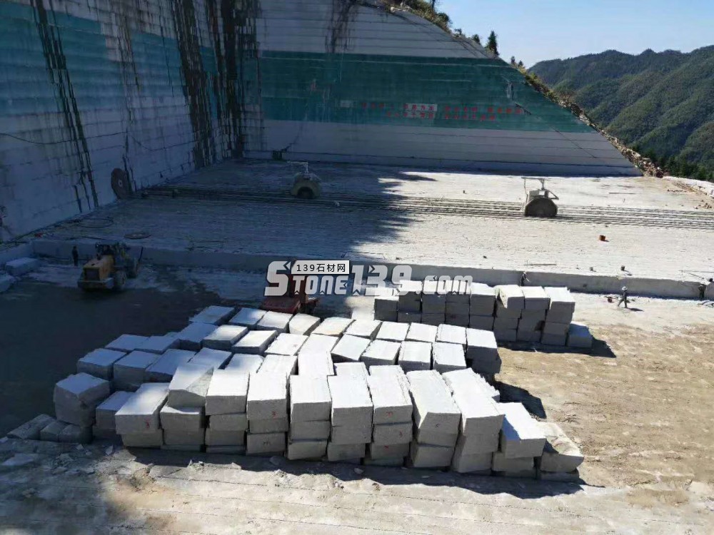 花崗巖礦山預(yù)可采礦石資源儲(chǔ)量9314.95萬(wàn)噸，湖南汨羅市川山坪鎮(zhèn)綠色礦山之路