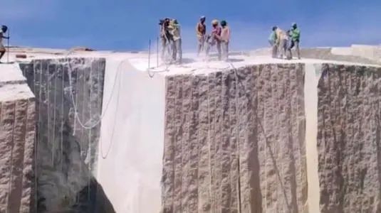 疫情風暴下進口石材漲價潮：黑金沙，印度紅等有的荒料飆升600元以上！