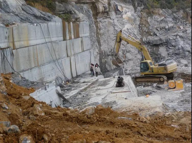 開采石材必用的挖掘機漲價了！小挖上調10%！中大挖上調5%！