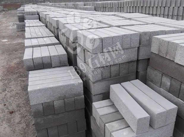 河南內(nèi)鄉(xiāng)路沿石廠家【飛云達(dá)石業(yè)】主營梨花紅、梨花白、芝麻白、芝麻灰