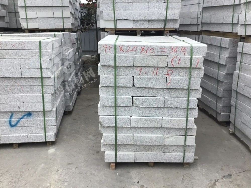 河南內(nèi)鄉(xiāng)路沿石廠家【飛云達(dá)石業(yè)】主營梨花紅、梨花白、芝麻白、芝麻灰