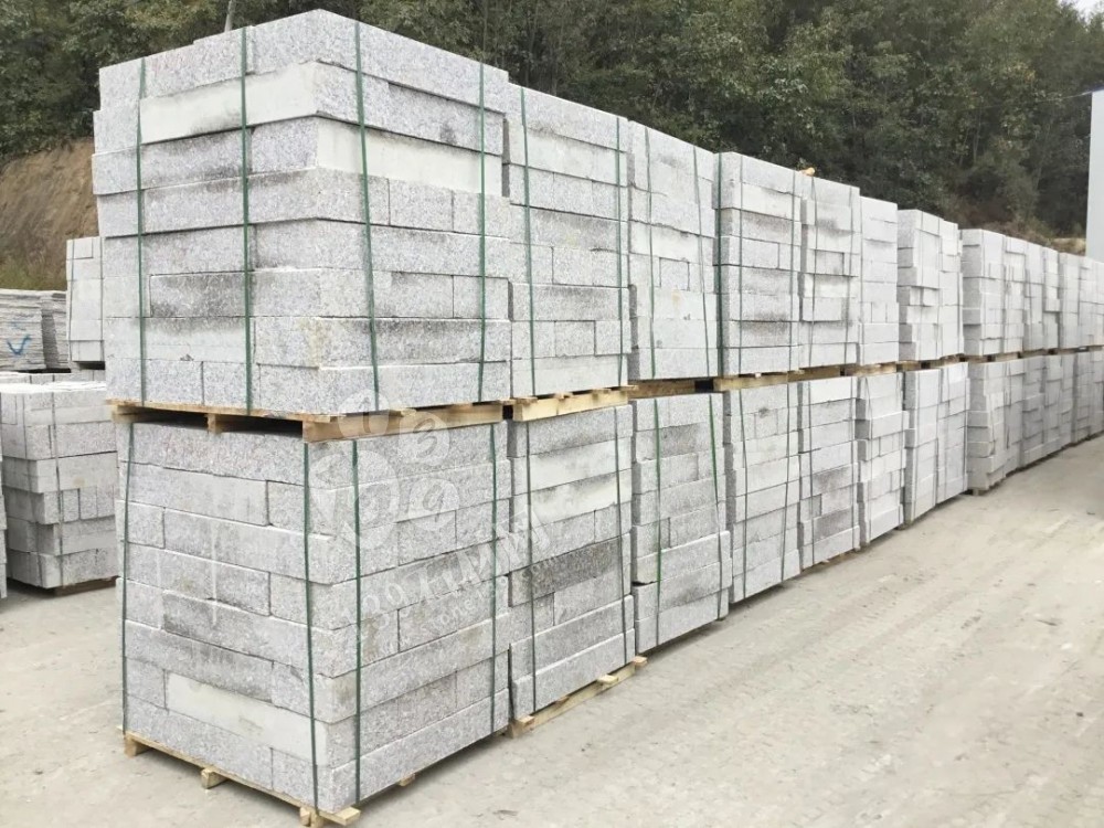 河南內(nèi)鄉(xiāng)路沿石廠家【飛云達(dá)石業(yè)】主營梨花紅、梨花白、芝麻白、芝麻灰