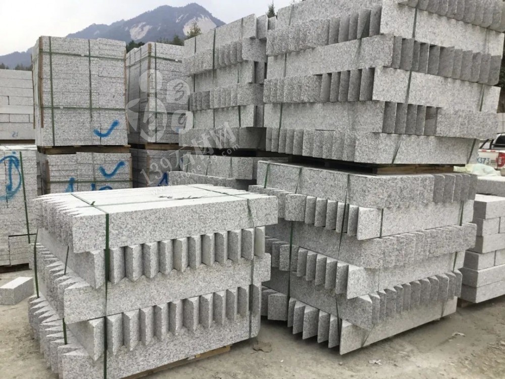 河南內(nèi)鄉(xiāng)路沿石廠家【飛云達(dá)石業(yè)】主營梨花紅、梨花白、芝麻白、芝麻灰