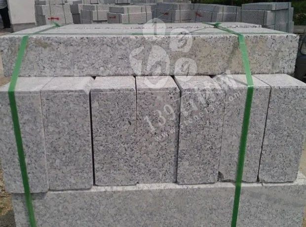 河南內(nèi)鄉(xiāng)路沿石廠家【飛云達(dá)石業(yè)】主營梨花紅、梨花白、芝麻白、芝麻灰