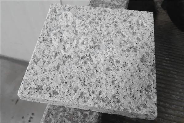 河南內(nèi)鄉(xiāng)路沿石廠家【飛云達(dá)石業(yè)】主營梨花紅、梨花白、芝麻白、芝麻灰