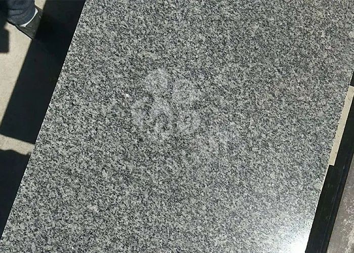 河南內(nèi)鄉(xiāng)路沿石廠家【飛云達(dá)石業(yè)】主營梨花紅、梨花白、芝麻白、芝麻灰