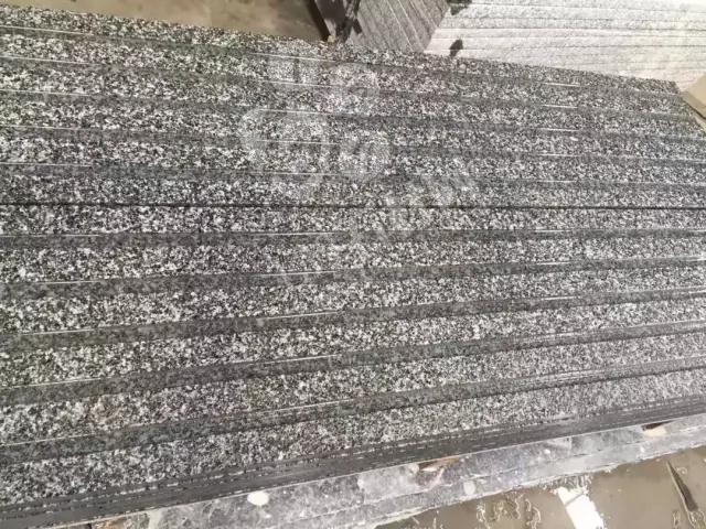 廣西鐘山縣人大副主任到花山鄉(xiāng)花崗巖礦山調(diào)研，附鐘山青（廣西芝麻黑）欣賞！