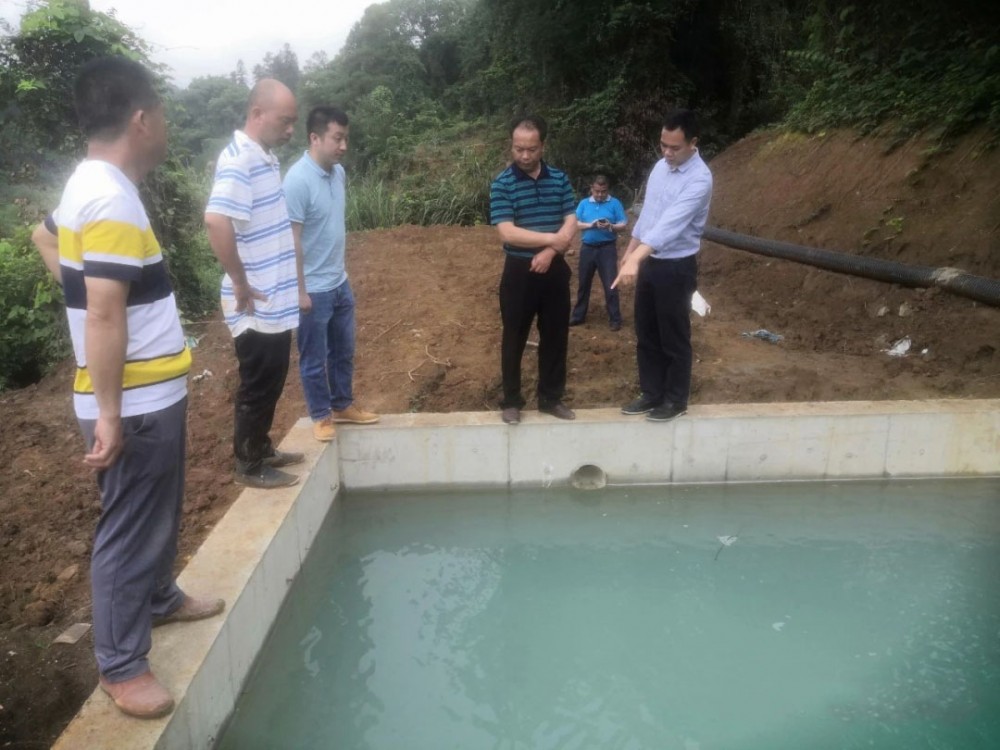 廣西鐘山縣人大副主任到花山鄉(xiāng)花崗巖礦山調(diào)研，附鐘山青（廣西芝麻黑）欣賞！