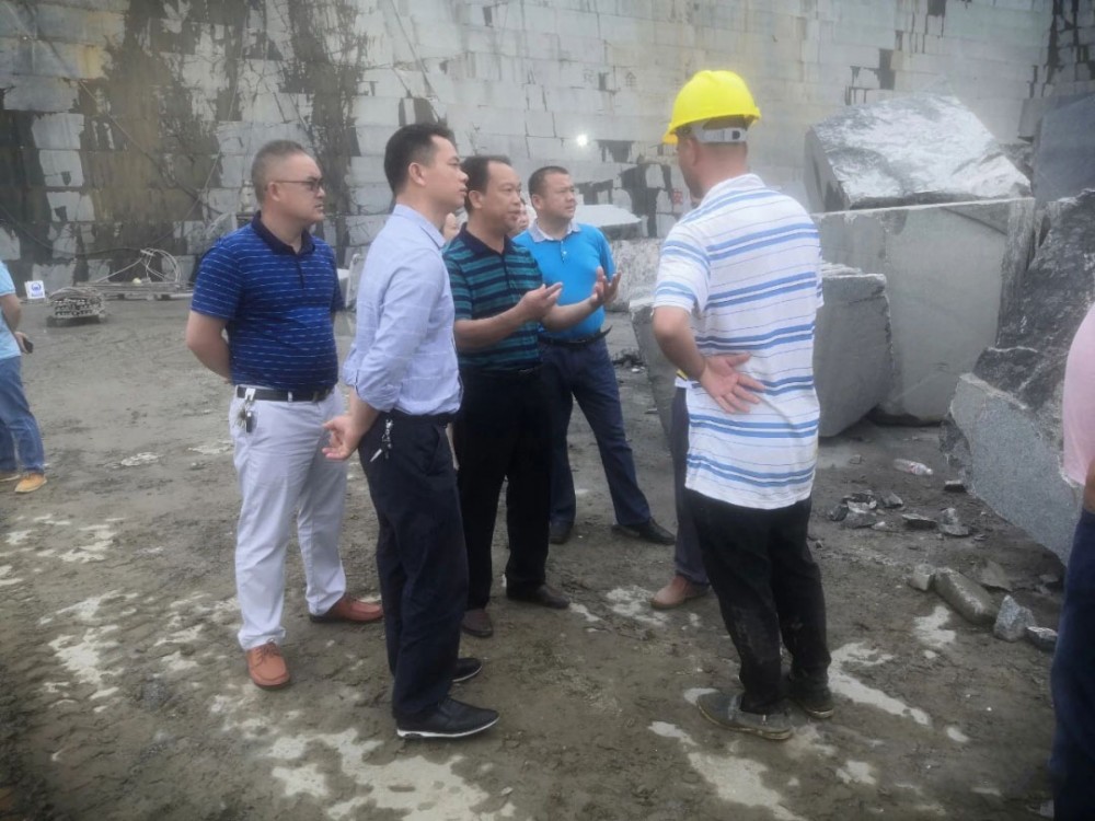 廣西鐘山縣人大副主任到花山鄉(xiāng)花崗巖礦山調(diào)研，附鐘山青（廣西芝麻黑）欣賞！