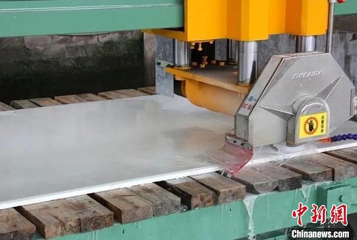 甘肅金塔戈壁(羅馬灰、金絲灰)石材變“金材玉料” 訂單漂洋過(guò)海漸增多