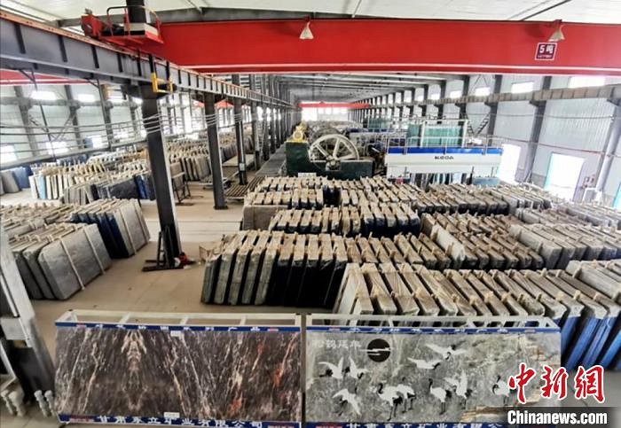 甘肅金塔戈壁(羅馬灰、金絲灰)石材變“金材玉料” 訂單漂洋過(guò)海漸增多