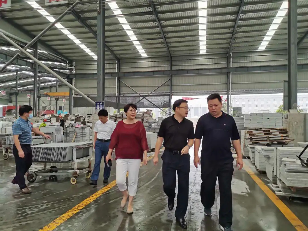 湖南郴州市宜章縣委副書記縣長張潤槐率隊赴麻城考察石材產業園區建設經驗