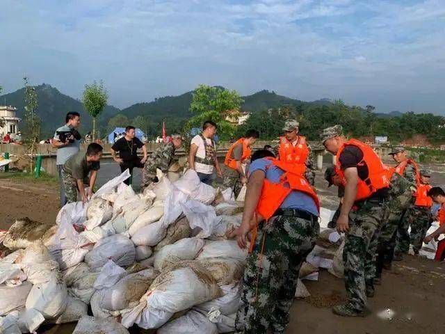 麻城發生重大塌方險情！麻城石材人無償運送5000方石材荒料進行拋石固腳！點贊！