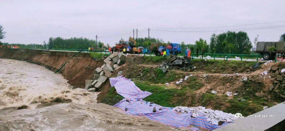 麻城發生重大塌方險情！麻城石材人無償運送5000方石材荒料進行拋石固腳！點贊！