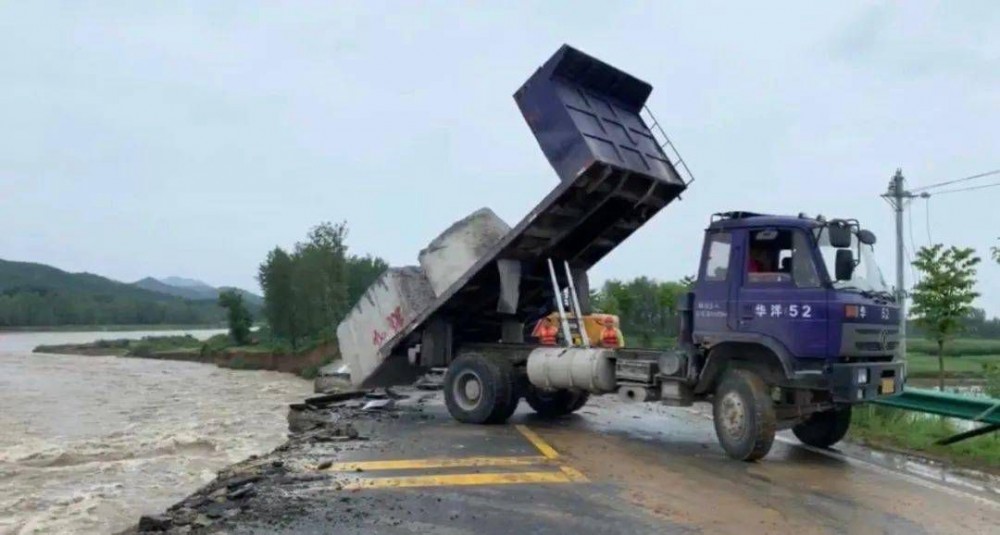 麻城發生重大塌方險情！麻城石材人無償運送5000方石材荒料進行拋石固腳！點贊！