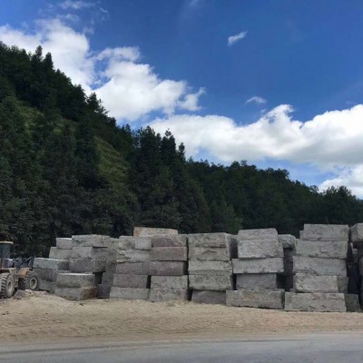江西會昌紅石材荒料 礦區堆場