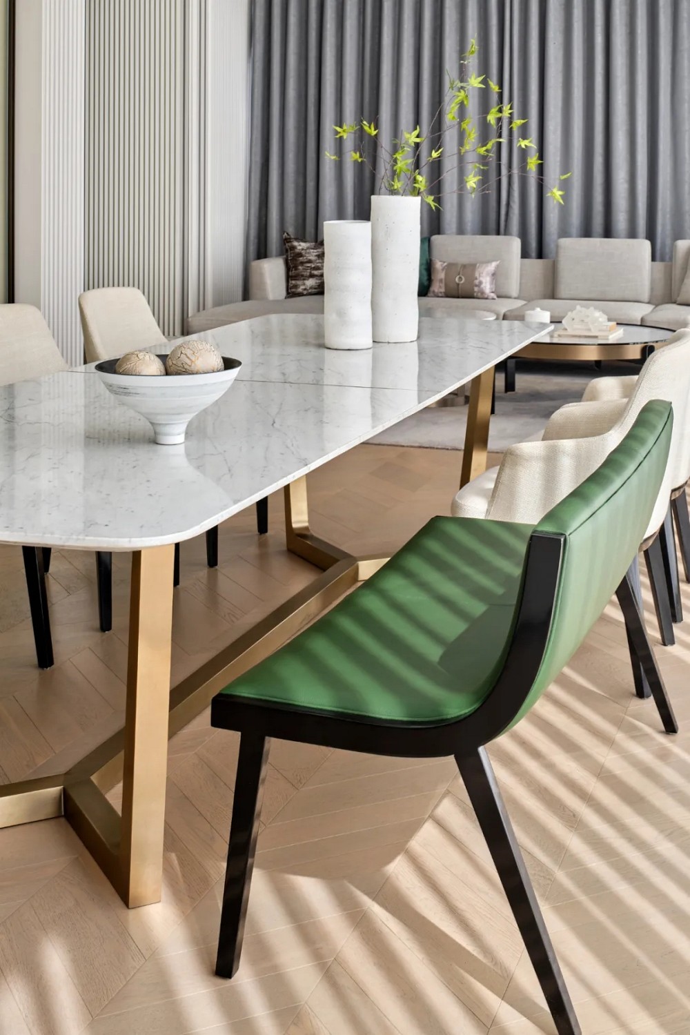 云紋石材包裹的樓梯，宛若浮云懸于虛空之中