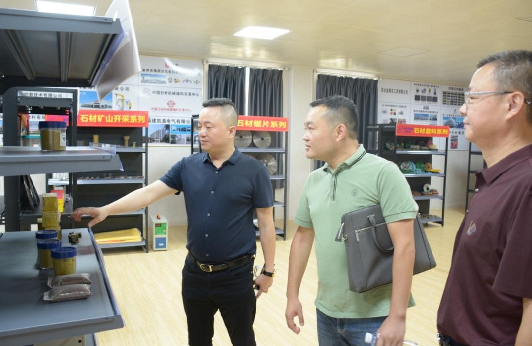南京大學泉州環保產業研究院常務副院長胡大波調研石材機械輔料產業