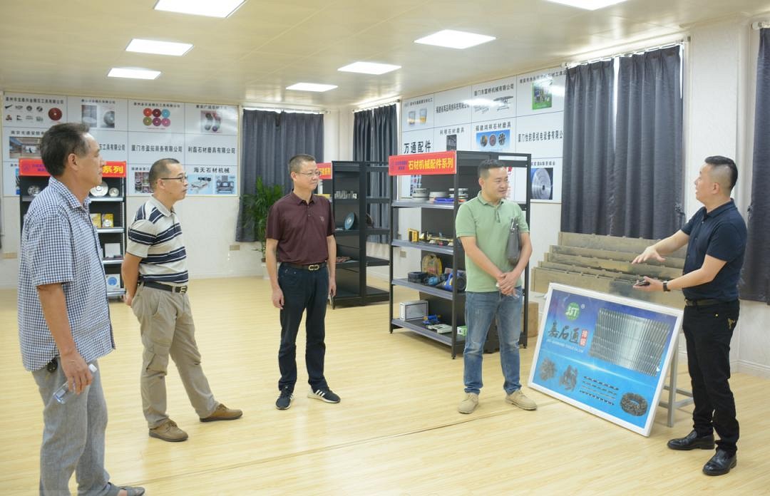 南京大學泉州環保產業研究院常務副院長胡大波調研石材機械輔料產業