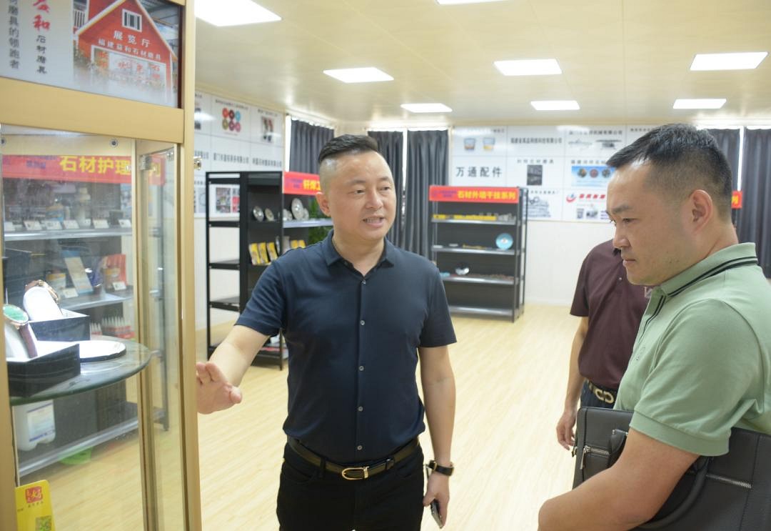南京大學泉州環保產業研究院常務副院長胡大波調研石材機械輔料產業