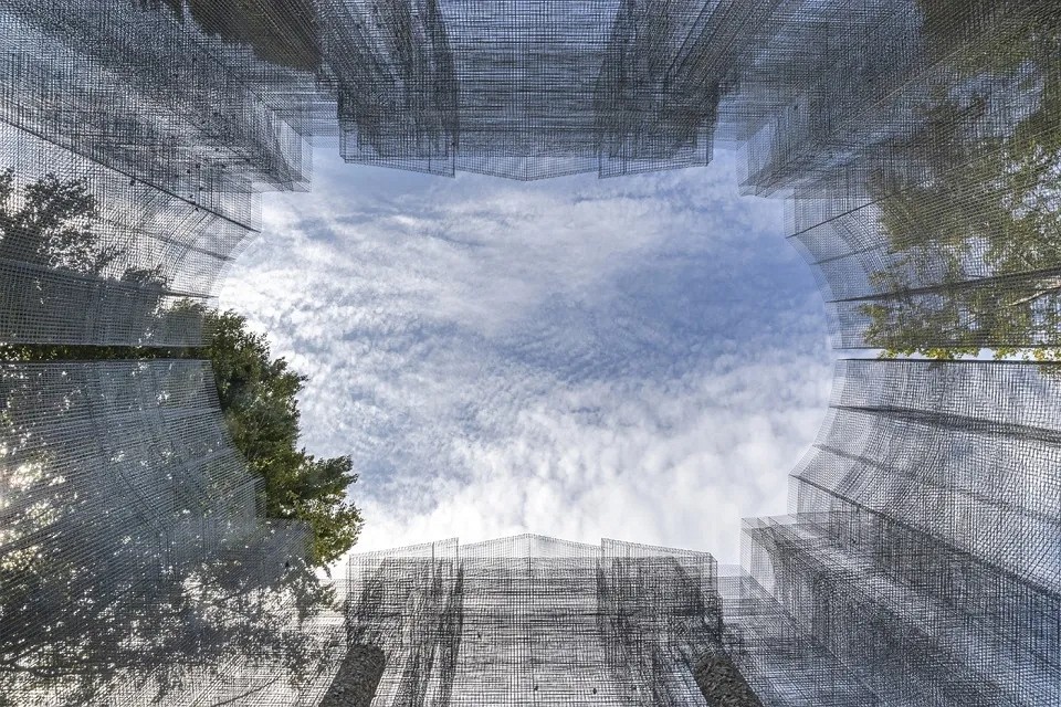 “籠石”新生態-共生裝置:用金屬網絲編織重生的自然靈魂