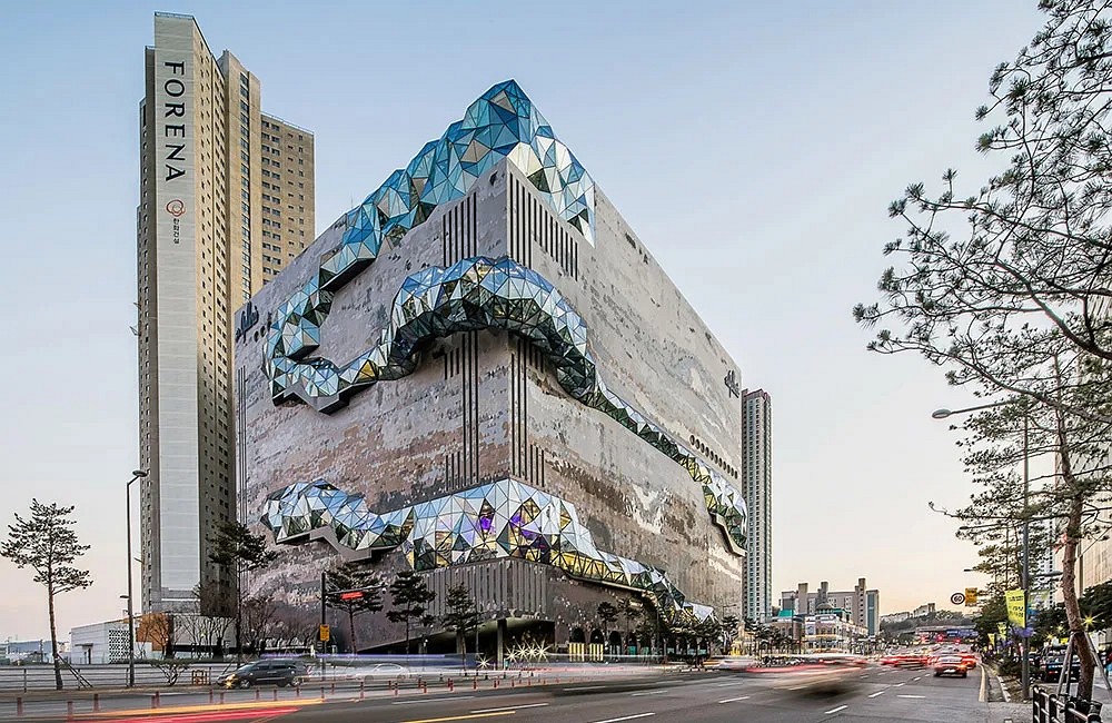 韓國(guó)首爾市中心125000塊花崗巖馬賽克外墻磚打造的巨型隕石建筑